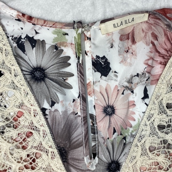 Gorgeous ILLA ILLA Lace Trim V-Neck Floral Romper Size Small - Picture 9 of 16